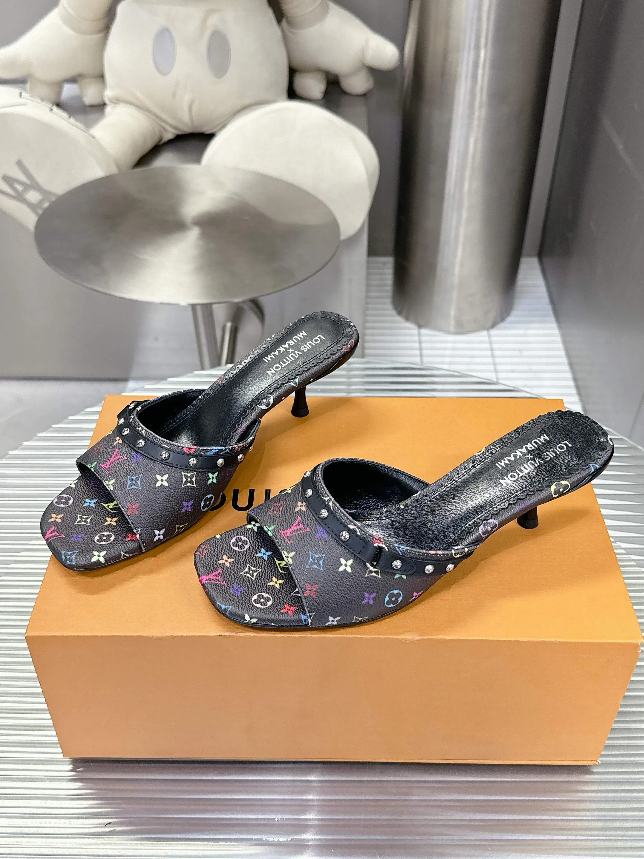 👟👟Ex-factory price 480👟👟 Cat heels 5.5Cmm [Genuine leather outsole] 𝐋𝐨𝐮𝐢𝐬 𝐕𝐮𝐢𝐭𝐭𝐨𝐧 24S spring and summer new denim denim cat heels series Lv presbyopia becomes more and more attractive the more you look at it Adding denim adds a bit more playfulness. It looks great when paired with shorts, short skirts and wide-leg trousers in summer. Kitten heels also have a certain height. A must-have for sisters in summer. Sizes 35-42